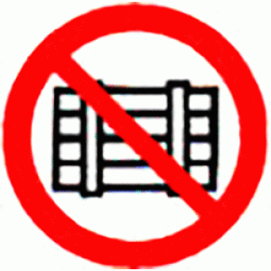 Запрещается загромождать проходы и (или) складировать